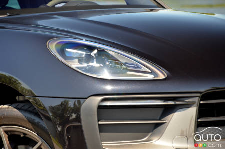 2023 Porsche Macan T, headlight